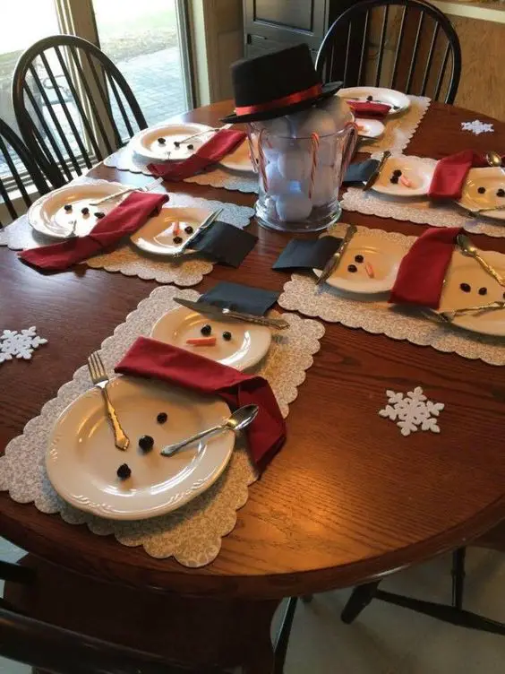 Unique Chistmas decorating ideas - cute way to decorate your table for Christmas.