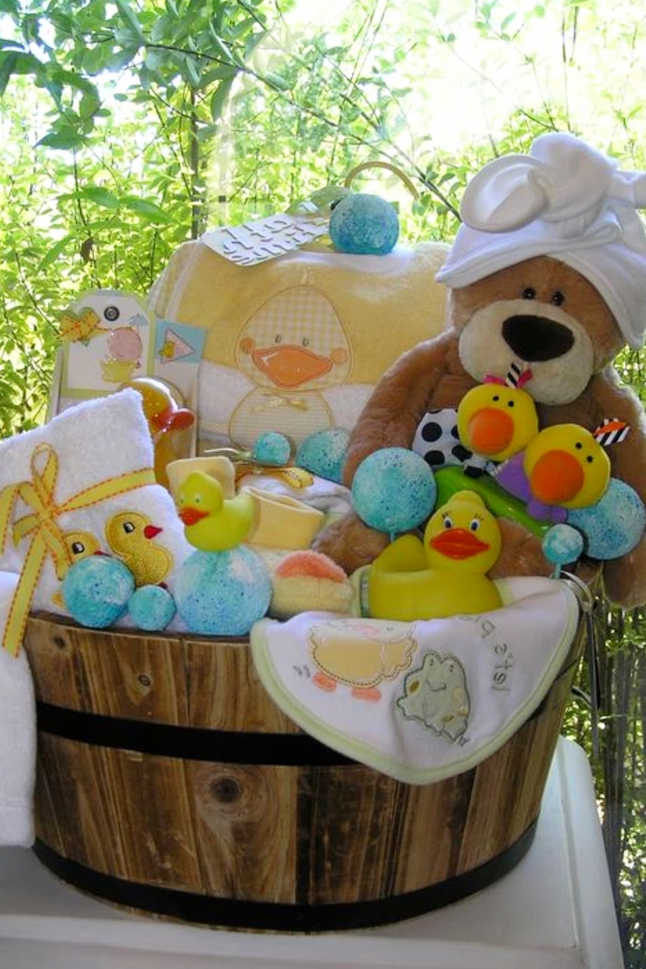 Baby Shower Gift Basket Ideas - Creative DIY Baby Shower Gifts on a Budget - What moms REALLY want for baby shower gifts! Such cute and UNIQUE baby shower basket ideas! Learn how to put together a baby shower gift basket and how to make a baby shower gift basket at home on a budget. These baby shower basket essentials are the best baby shower gift for mom who has everything or the mom to be who NEEDS everything.