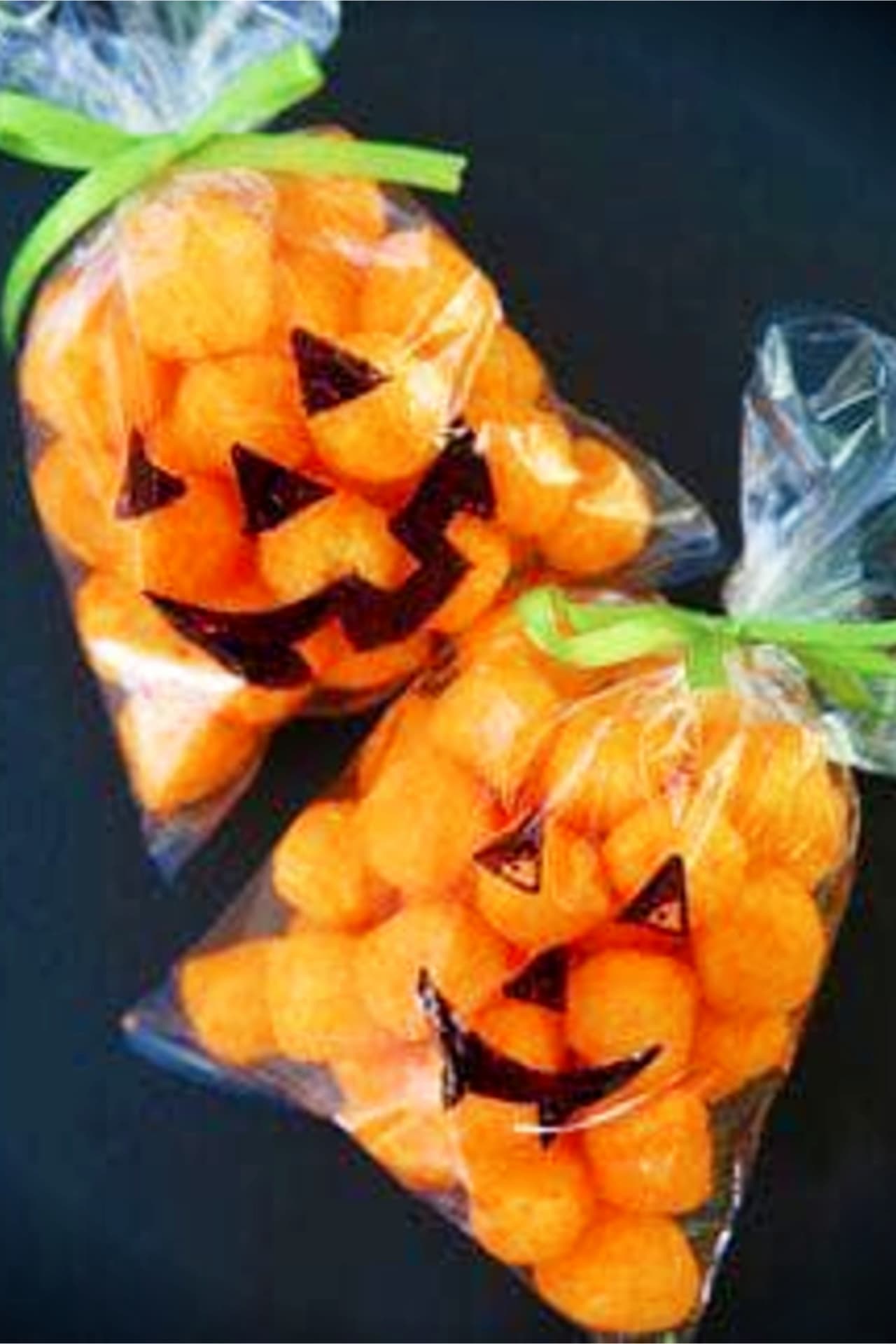Halloween Treats for Kids!  Halloween treats, snacks, treat bags and treat ideas for kids.  DIY Halloween snacks for school party, class, and more fast and easy kid friendly Halloween treats and snack ideas to make