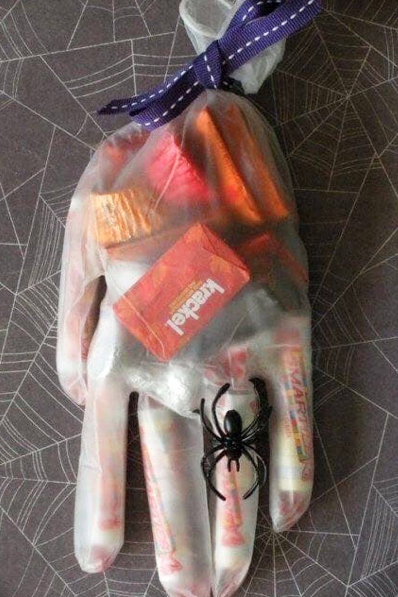 Halloween Treat Bags for Kids - Halloween treats, snacks, treat bags and treat ideas for kids.  DIY Halloween snacks for school party, class, and more fast and easy kid friendly Halloween treats and snack ideas to make