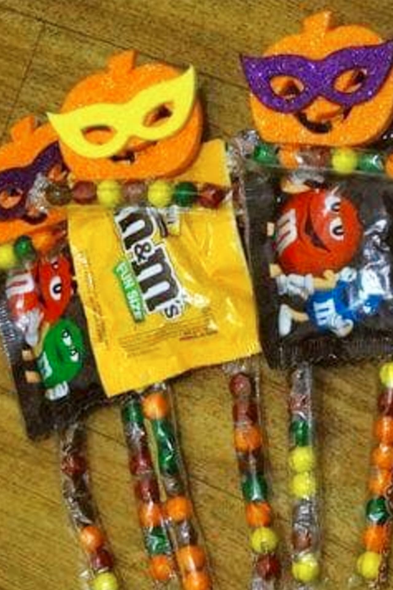 Halloween treats, snacks, and treat ideas for kids.  DIY Halloween snacks for school party, class, and more fast and easy kid friendly Halloween treats and snack ideas to make