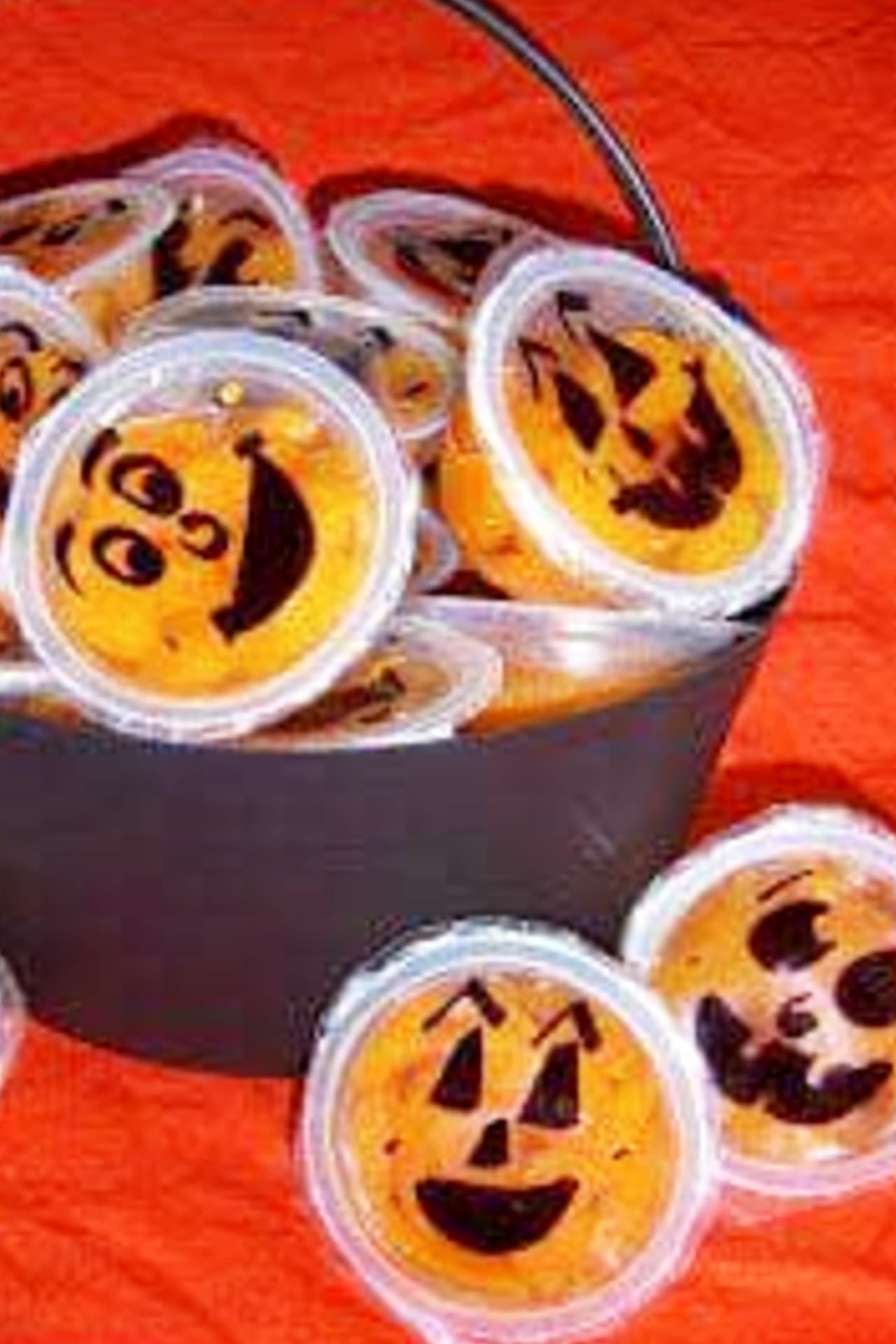 Halloween Treats!  Healthy Halloween treats, snacks, treat bags and treat ideas for kids.  DIY Halloween snacks for school party, class, and more fast and easy kid friendly Halloween treats and snack ideas to make