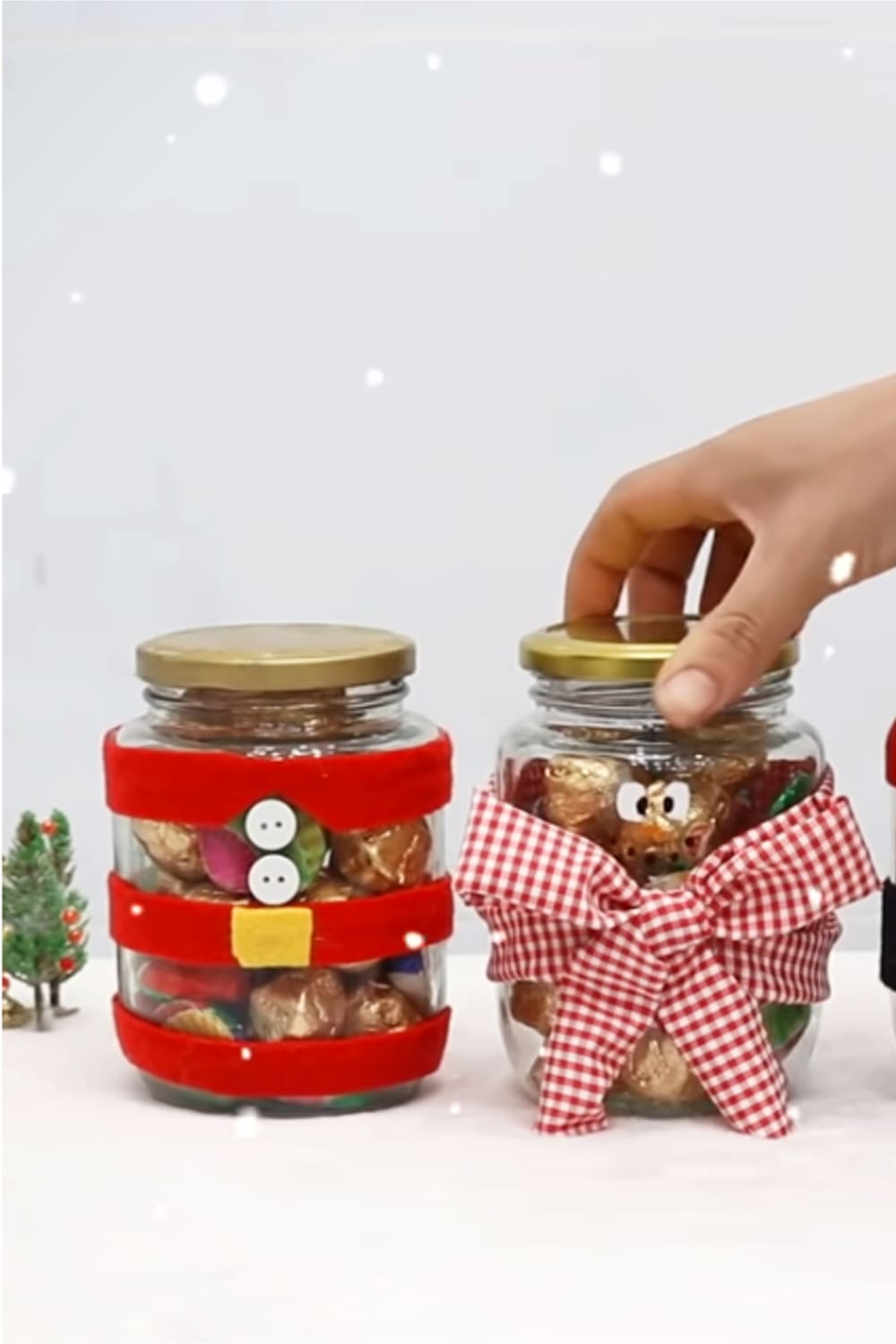 Christmas crafts for adults-simple Christmas craft ideas for adults to make - like  these DIY Christmas gift jars - perfet for decoration or for handmade gifts this year