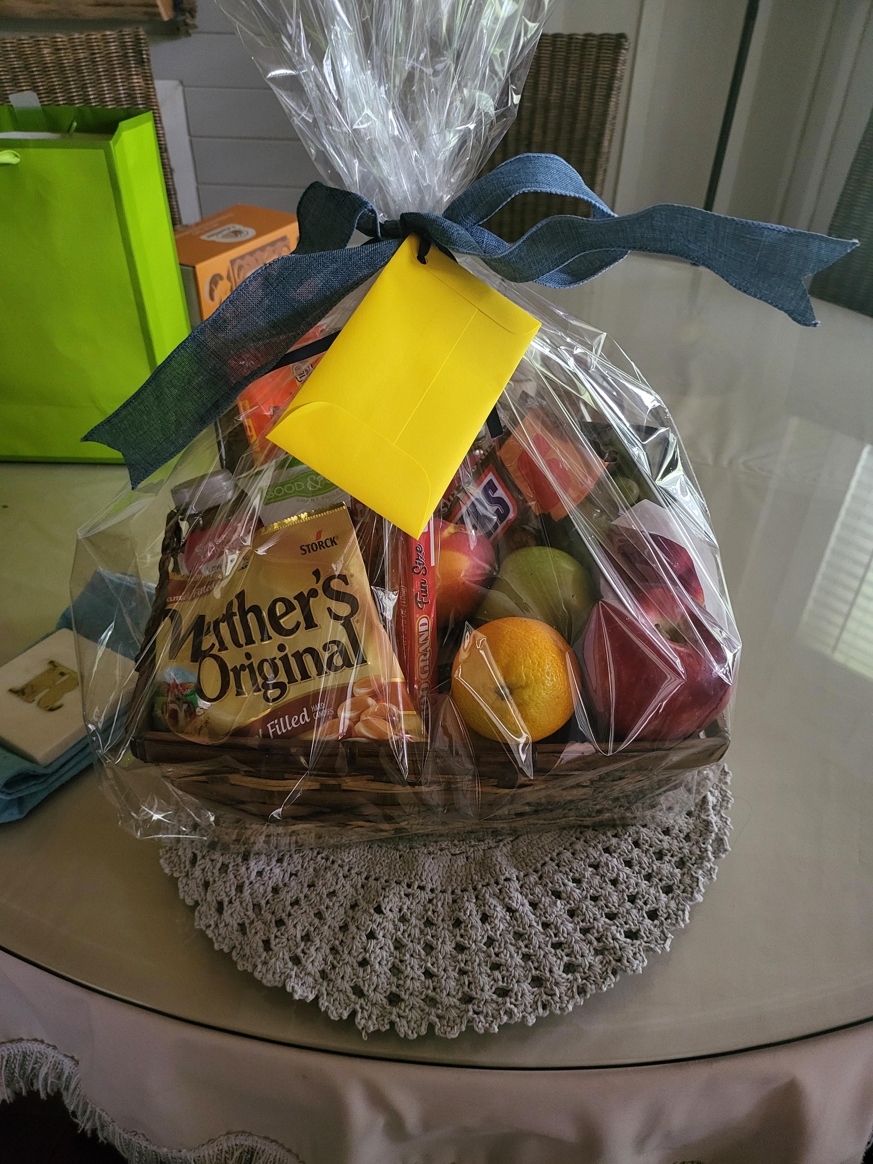 sympathy basket ideas-diy comfort gifts and condolence baskets - diy sympathy fruit basket with snacks